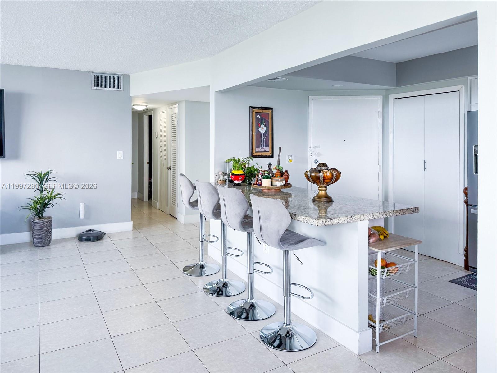 Ver detalles 1406W 2 / 2 1140 sq. ft. $ 2026-04-09 0 foto