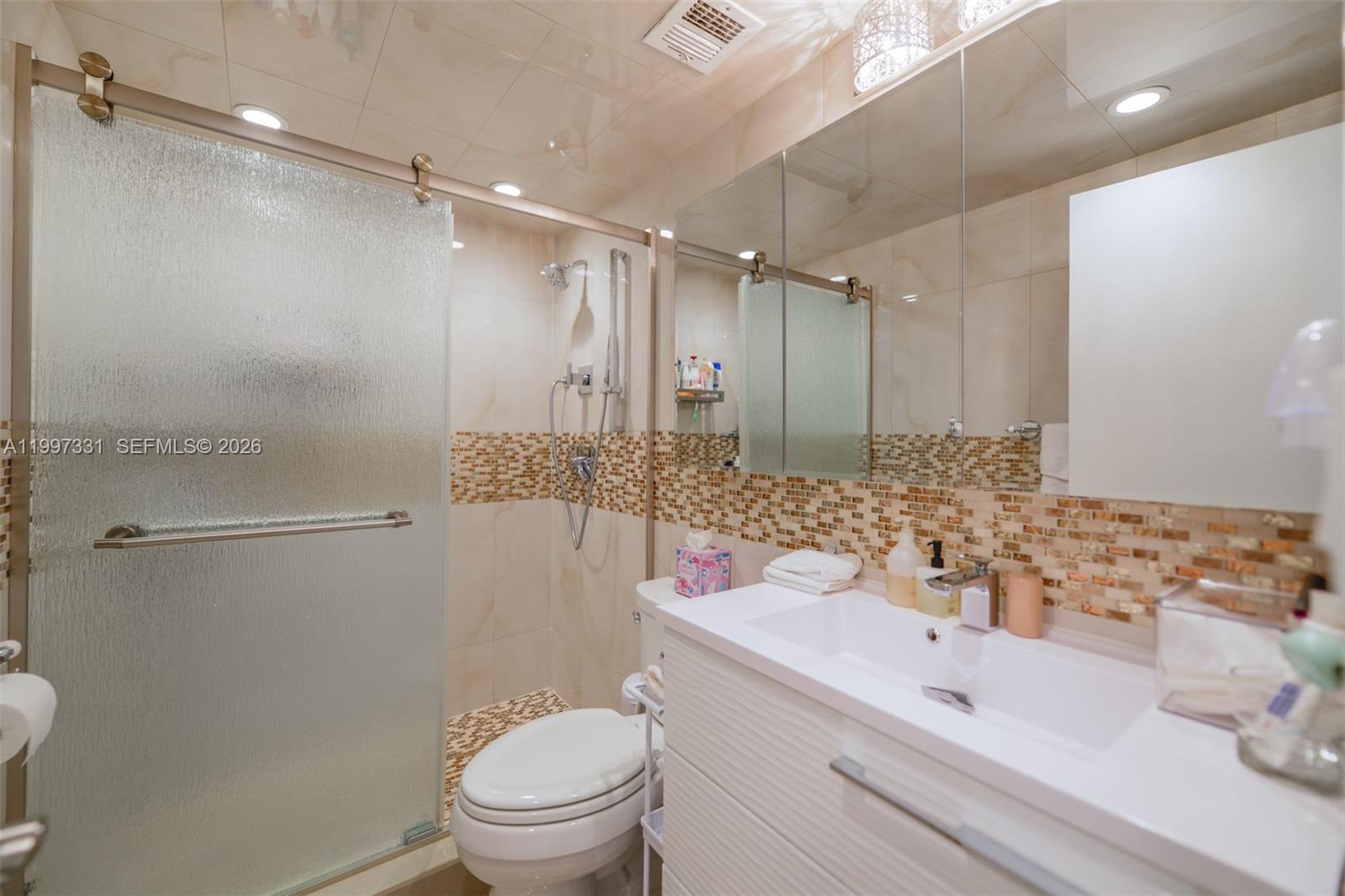 See details 20D 1 / 2 870 sq. ft. $ 2026-04-08 0 Photo