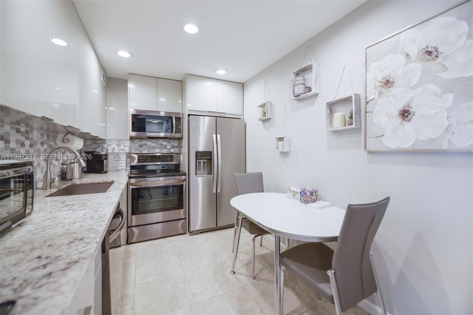 See details 20D 1 / 2 870 sq. ft. $ 2026-04-08 0 Photo