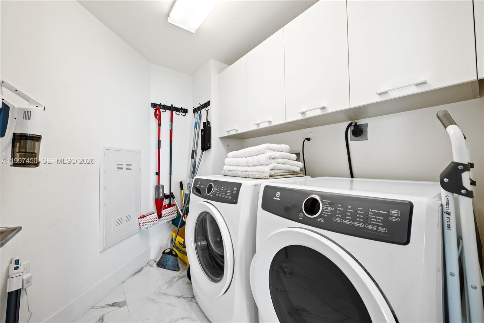 5-2102 3 / 4 1892 sq. ft. $ 2026-04-08 0 Photo