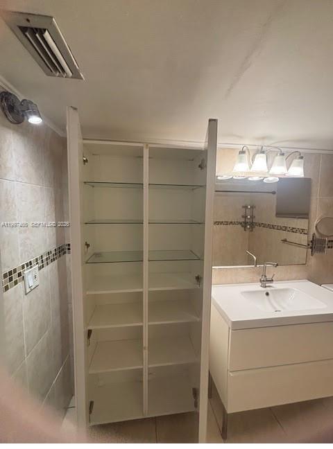 See details 214-2 1 / 1 909 sq. ft. $ 2026-04-08 0 Photo
