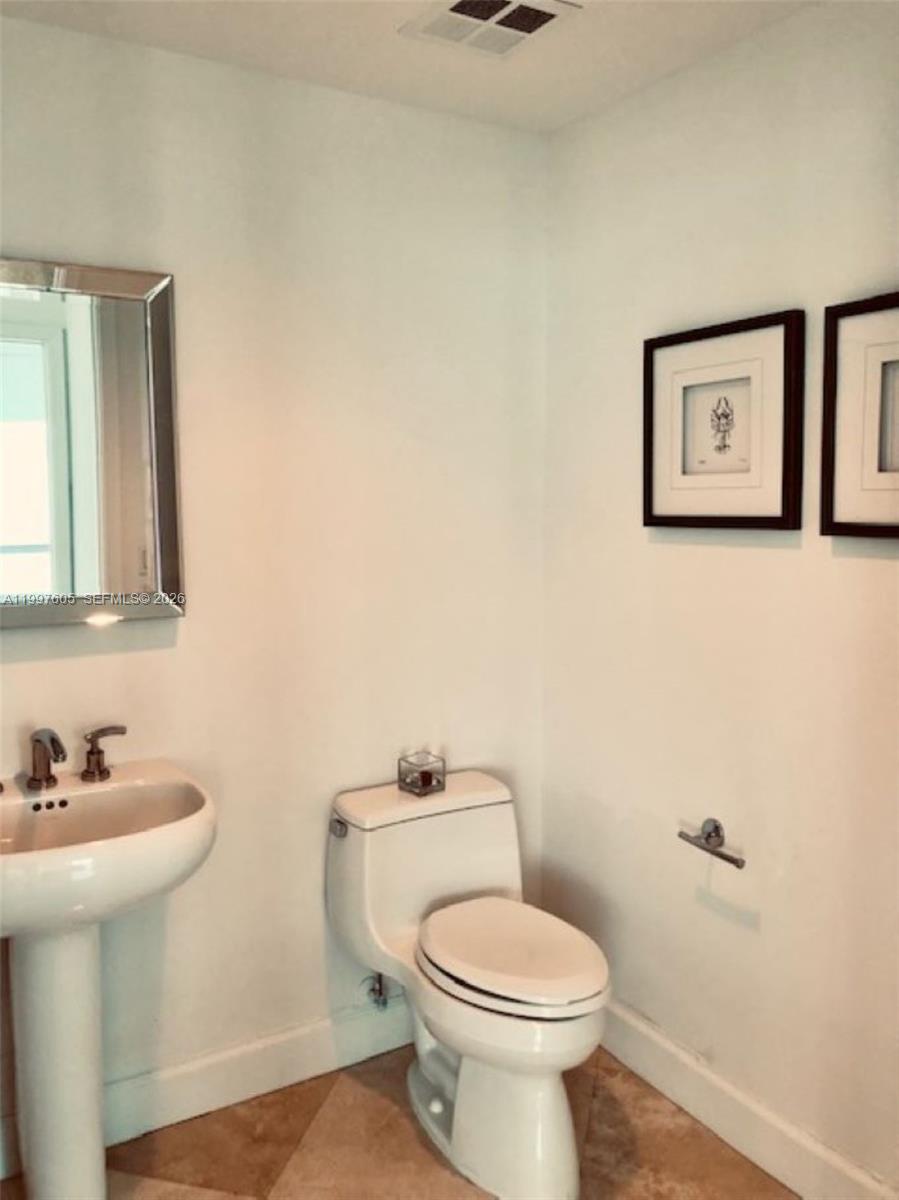 Photo of 3101 Ocean Dr  #2406, Hollywood, Florida, 33019 - Half Bath