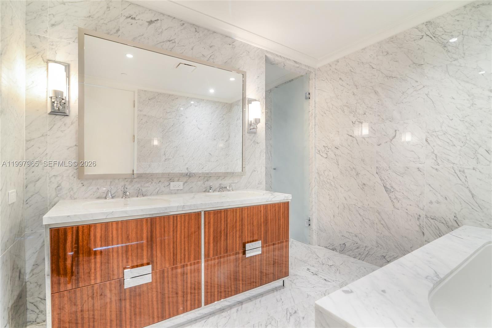 2302 3 / 4 2137 кв.футов $ 2026-04-09 0 Фото