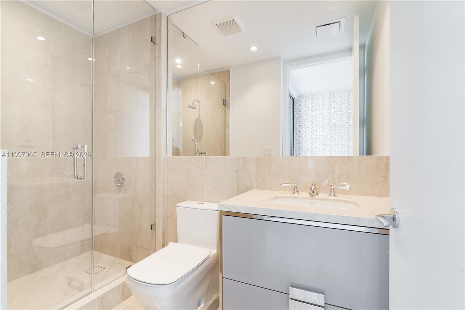 2302 3 / 4 2137 кв.футов $ 2026-04-09 0 Фото