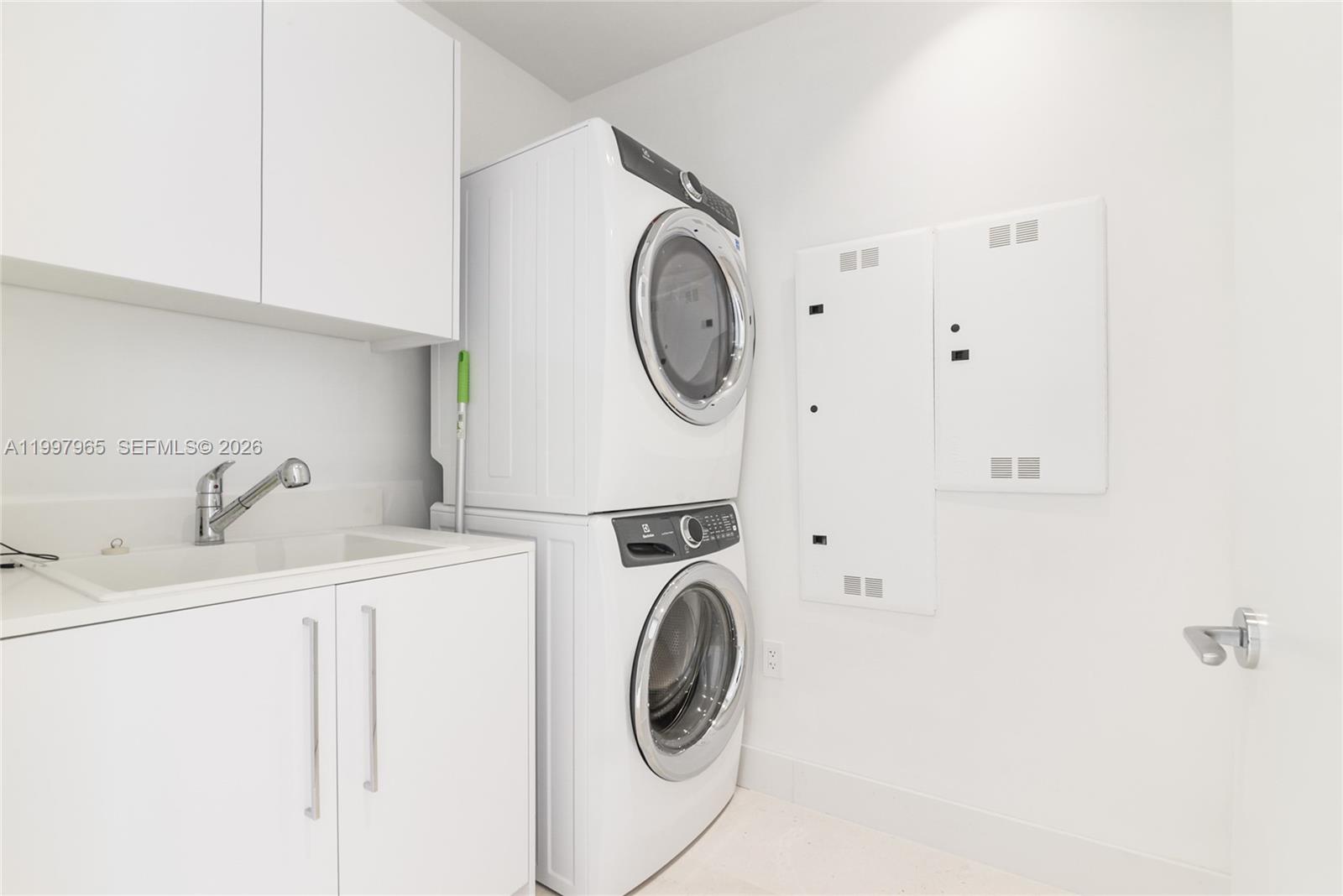 2302 3 / 4 2137 кв.футов $ 2026-04-09 0 Фото