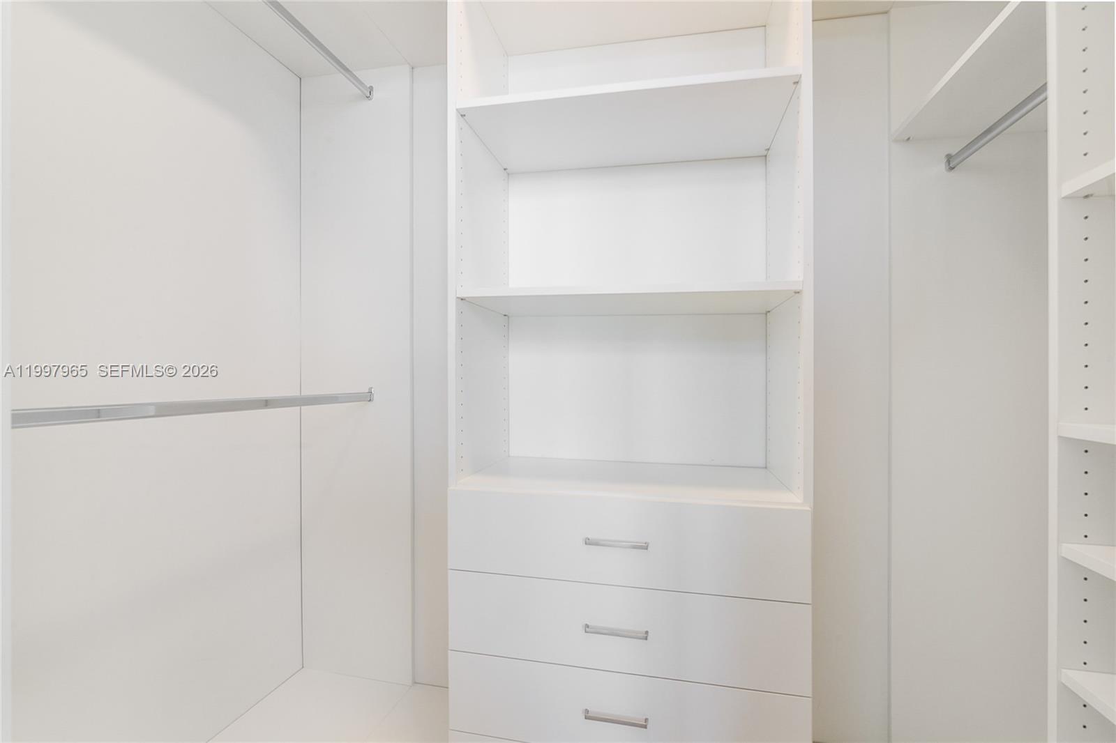 2302 3 / 4 2137 кв.футов $ 2026-04-09 0 Фото