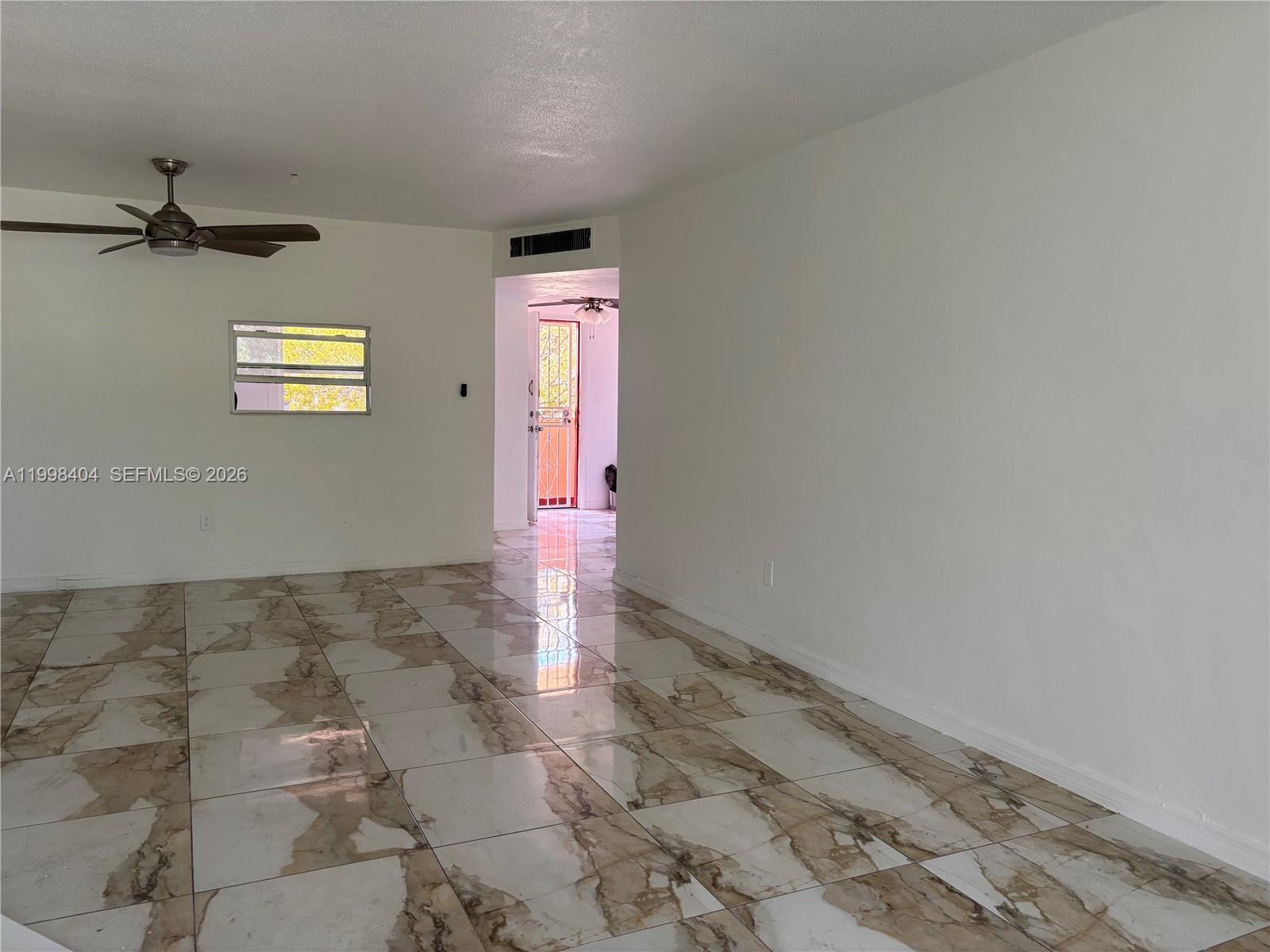 Ver detalles C211 1 / 2 898 sq. ft. $ 2026-05-04 0 foto