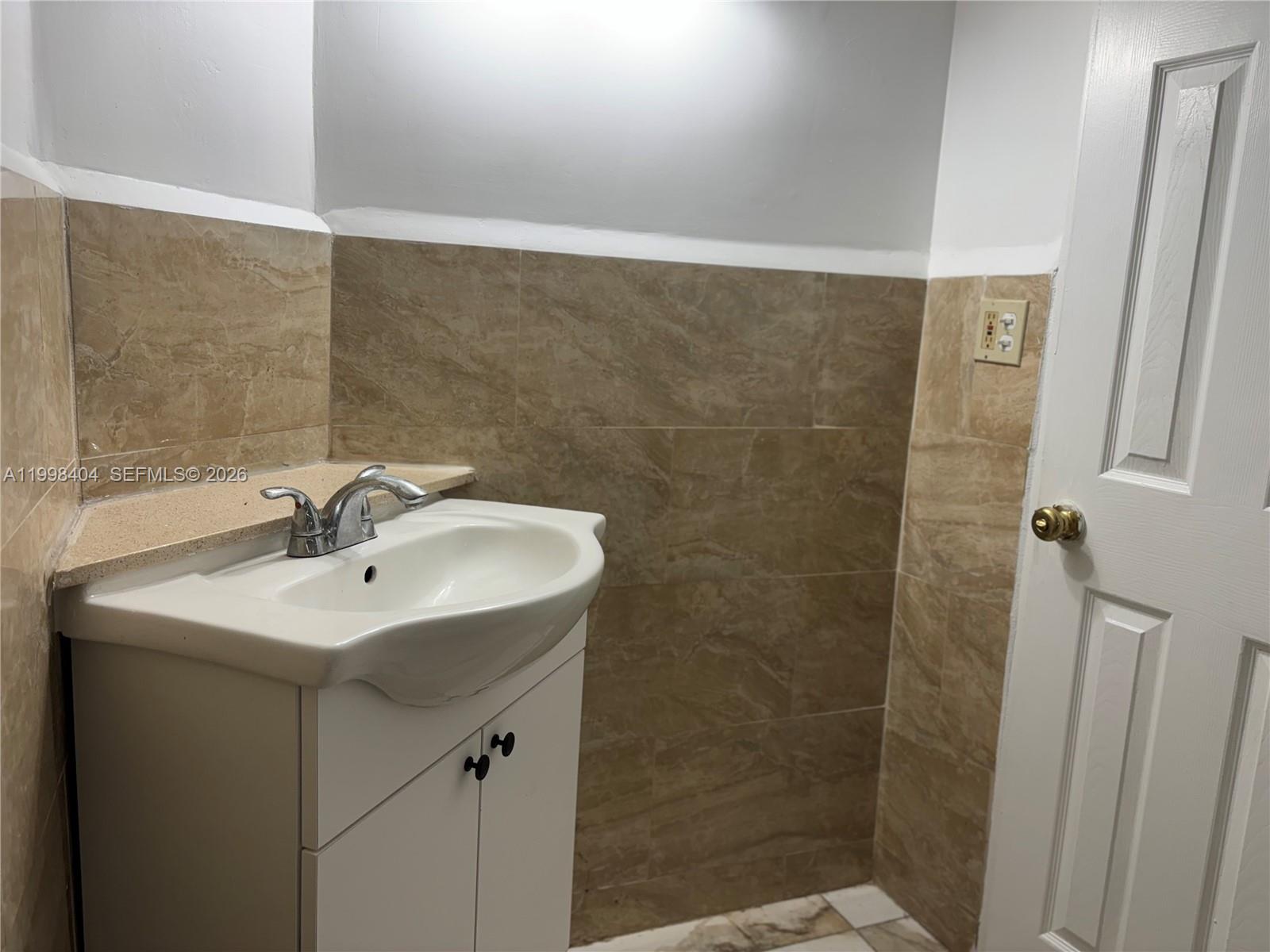 Ver detalles C211 1 / 2 898 sq. ft. $ 2026-05-04 0 foto