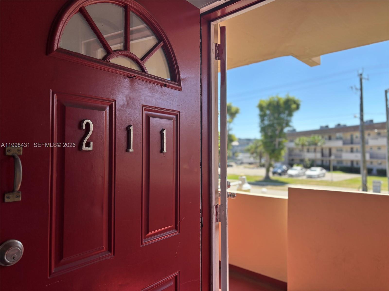 Ver detalles C211 1 / 2 898 sq. ft. $ 2026-04-10 0 foto