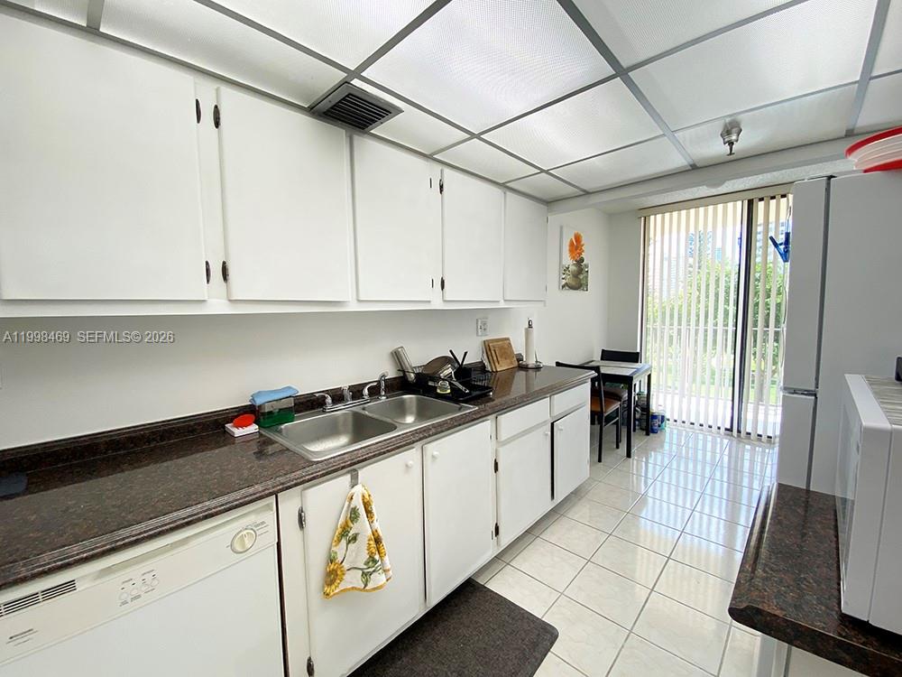 See details 414 1 / 2 896 sq. ft. $ 2026-05-01 0 Photo