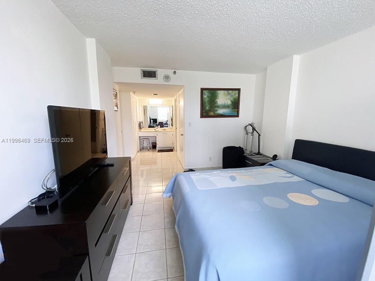 See details 414 1 / 2 896 sq. ft. $ 2026-05-01 0 Photo