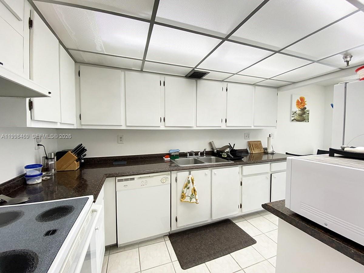 See details 414 1 / 2 896 sq. ft. $ 2026-05-01 0 Photo