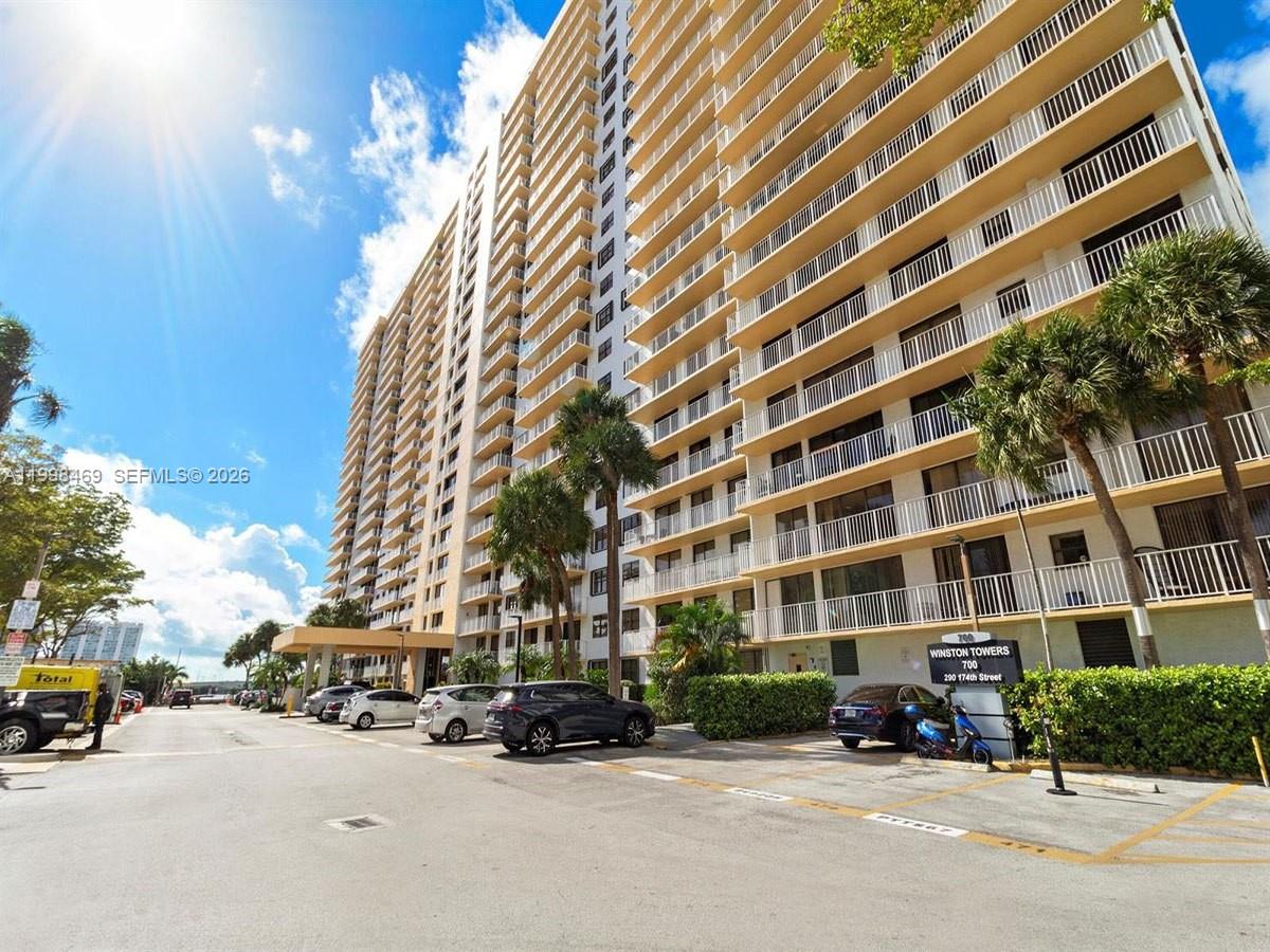 See details 414 1 / 2 896 sq. ft. $ 2026-05-01 0 Photo