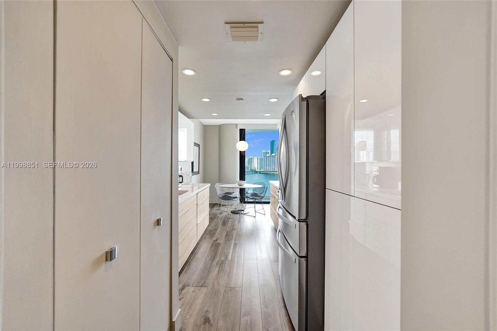 Ver detalles 1001 2 / 2 1690 sq. ft. $ 2026-04-10 0 foto