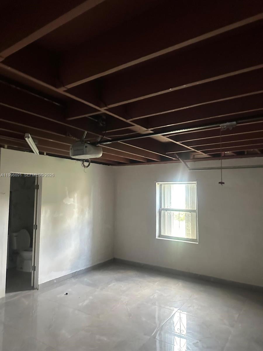 16300 3 / 2 900 sq. ft. $ 2026-04-10 0 Photo