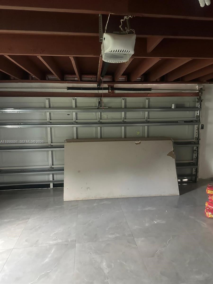 16300 3 / 2 900 sq. ft. $ 2026-04-10 0 Photo