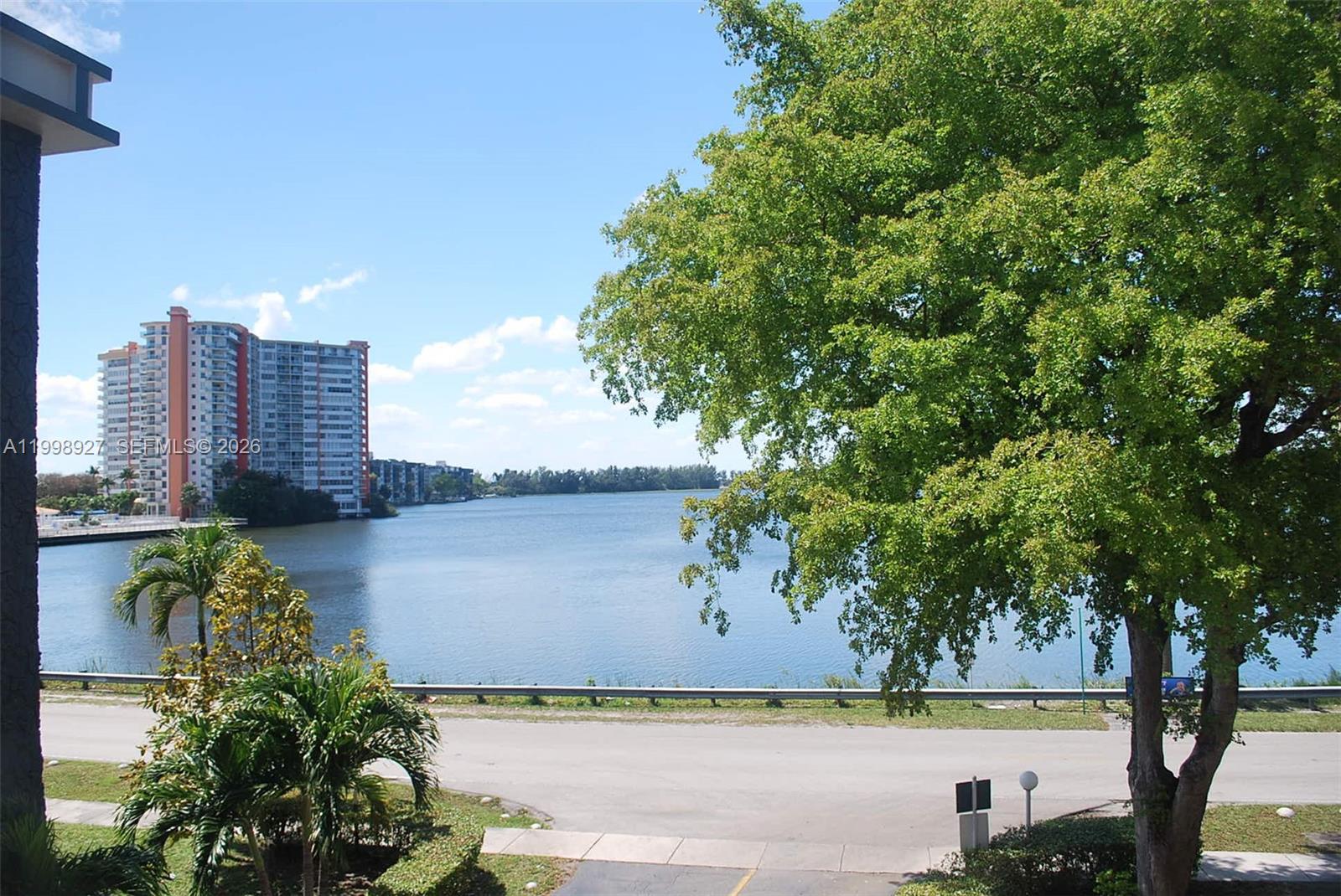 Ver detalles 733 2 / 2 1198 sq. ft. $ 2026-05-15 0 foto