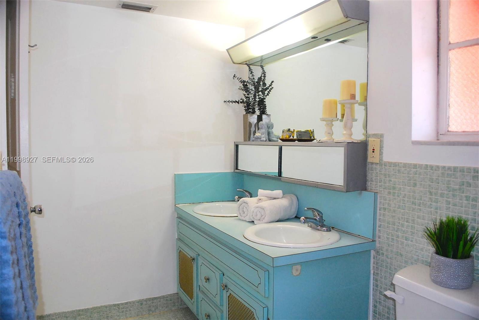 Ver detalles 733 2 / 2 1198 sq. ft. $ 2026-05-15 0 foto