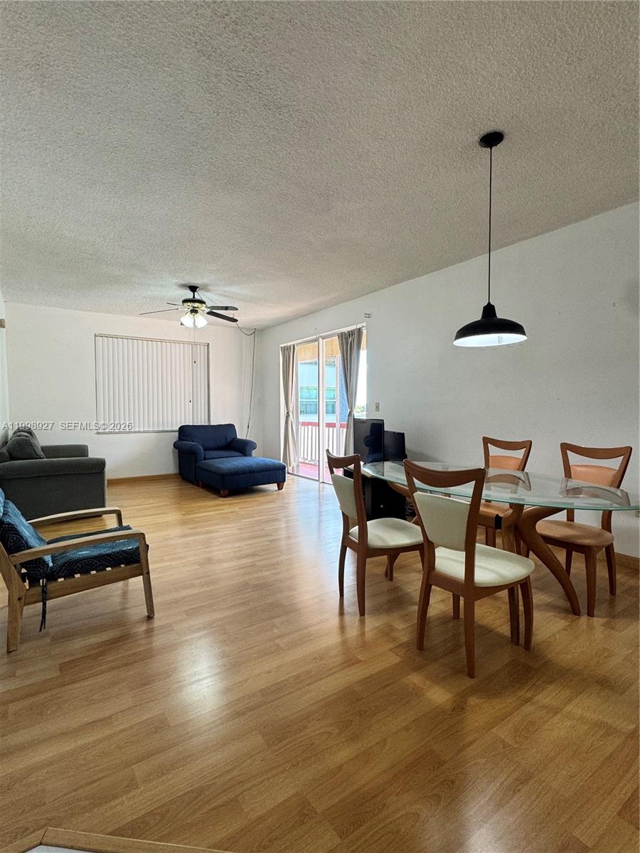 Ver detalles 733 2 / 2 1198 sq. ft. $ 2026-05-15 0 foto