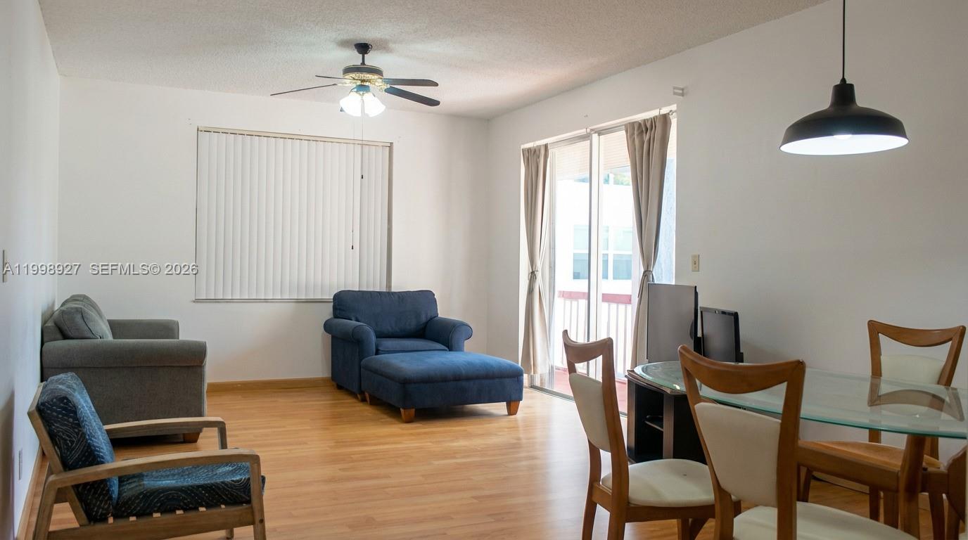 Ver detalles 733 2 / 2 1198 sq. ft. $ 2026-05-15 0 foto