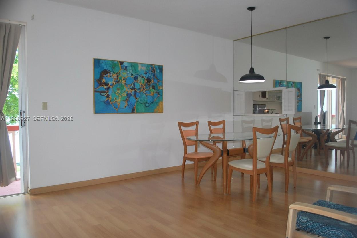 Ver detalles 733 2 / 2 1198 sq. ft. $ 2026-05-15 0 foto