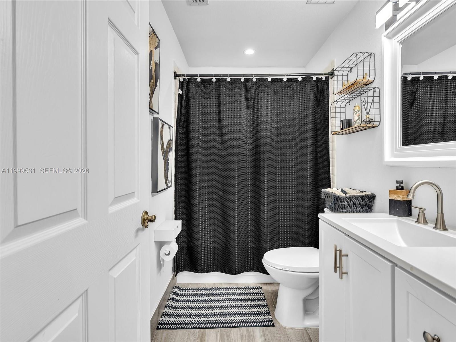 Ver detalles 3804 3 / 3 1444 sq. ft. $ 2026-06-17 0 foto
