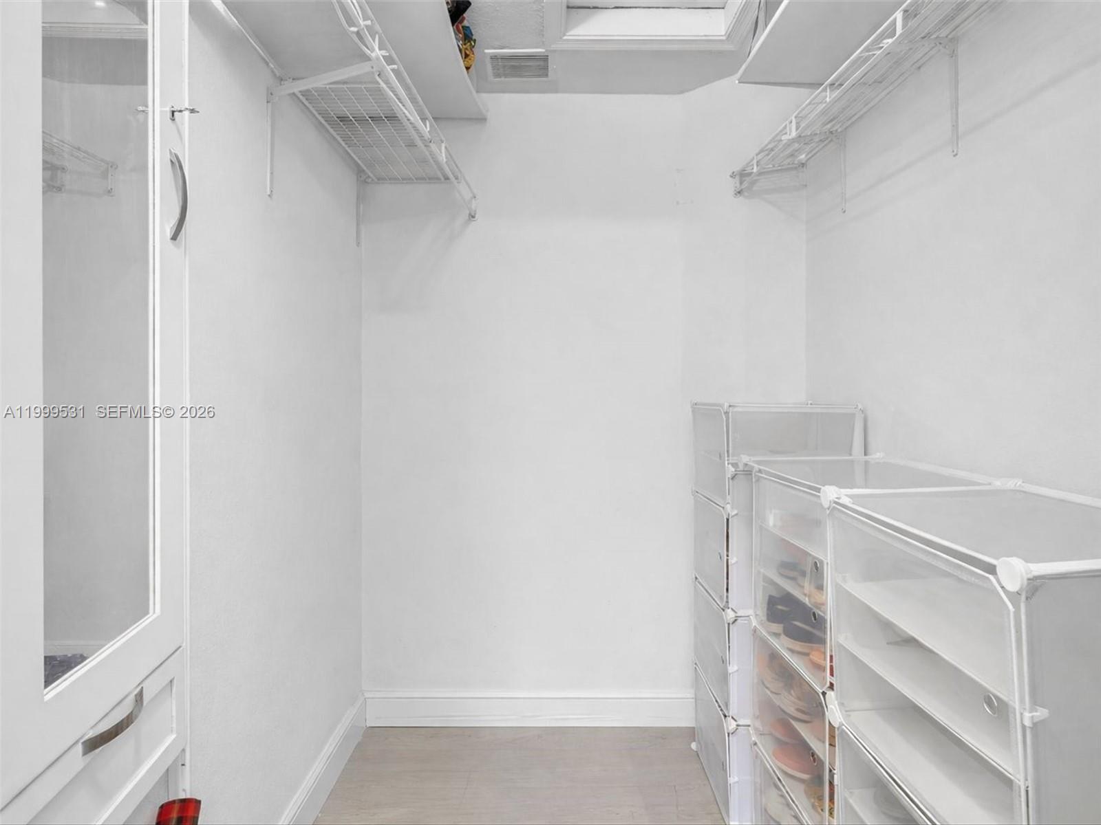 Ver detalles 3804 3 / 3 1444 sq. ft. $ 2026-06-17 0 foto