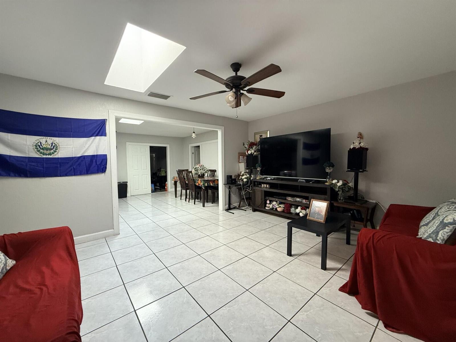 Ver detalles 4904 4 / 2 1404 sq. ft. $ 2026-06-19 0 foto