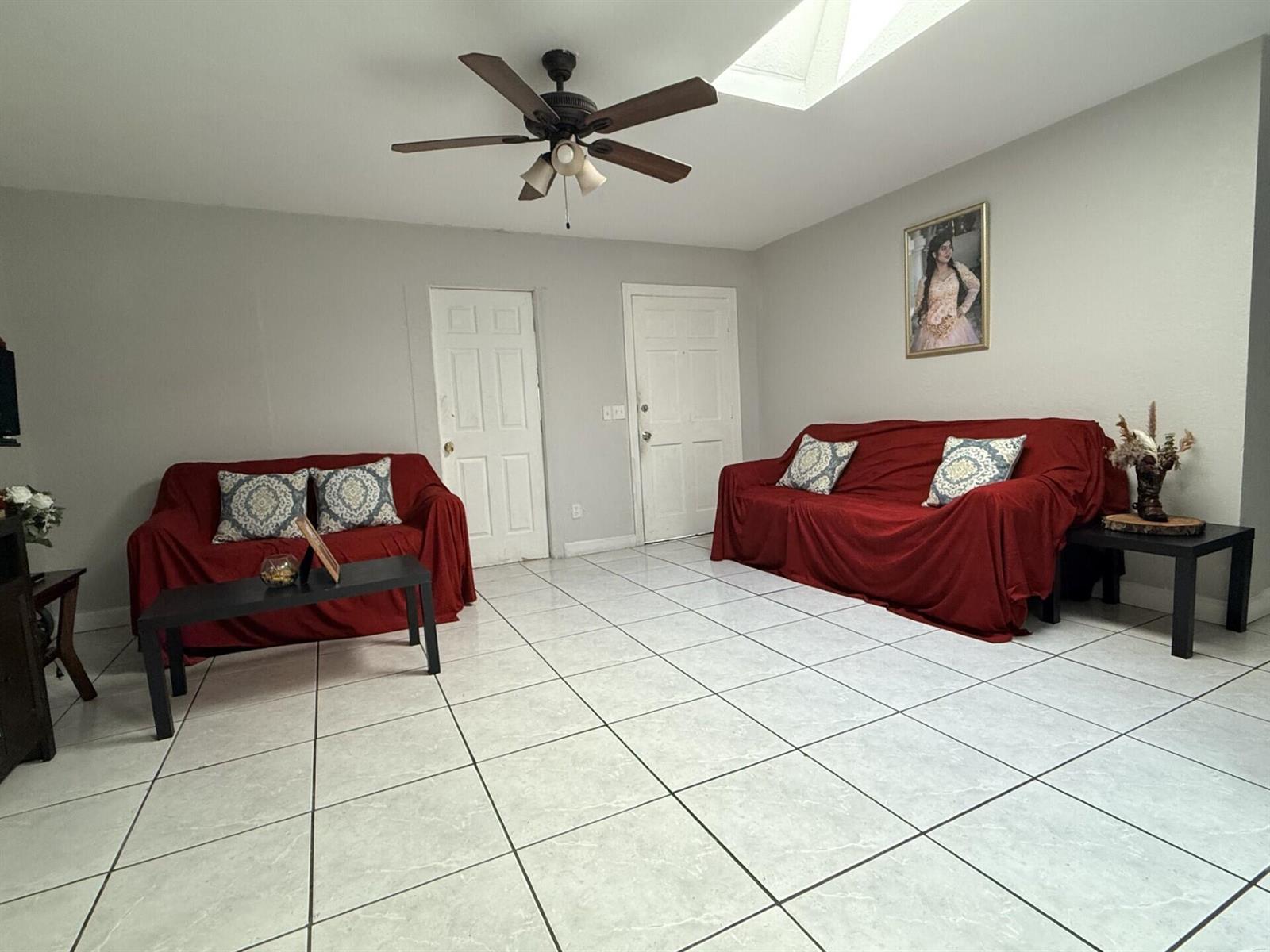 Ver detalles 4904 4 / 2 1404 sq. ft. $ 2026-06-19 0 foto