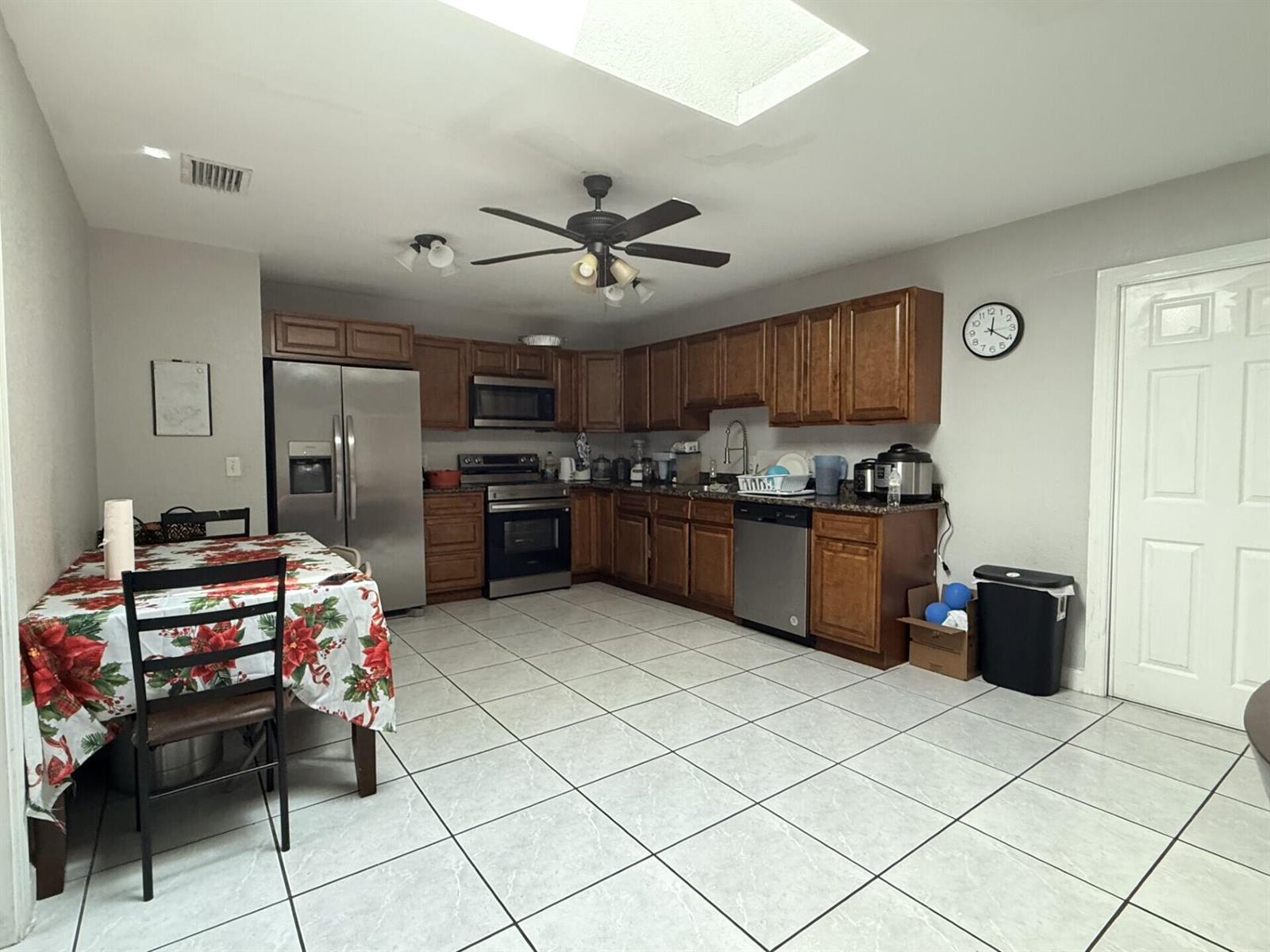 Ver detalles 4904 4 / 2 1404 sq. ft. $ 2026-06-19 0 foto