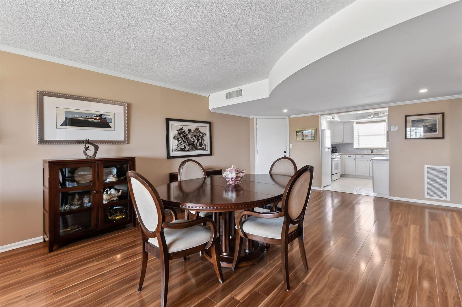 Ver detalles 414 2 / 2 1440 sq. ft. $ 2026-06-12 0 foto