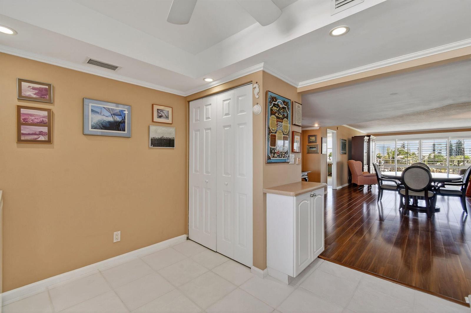 Ver detalles 414 2 / 2 1440 sq. ft. $ 2026-06-12 0 foto