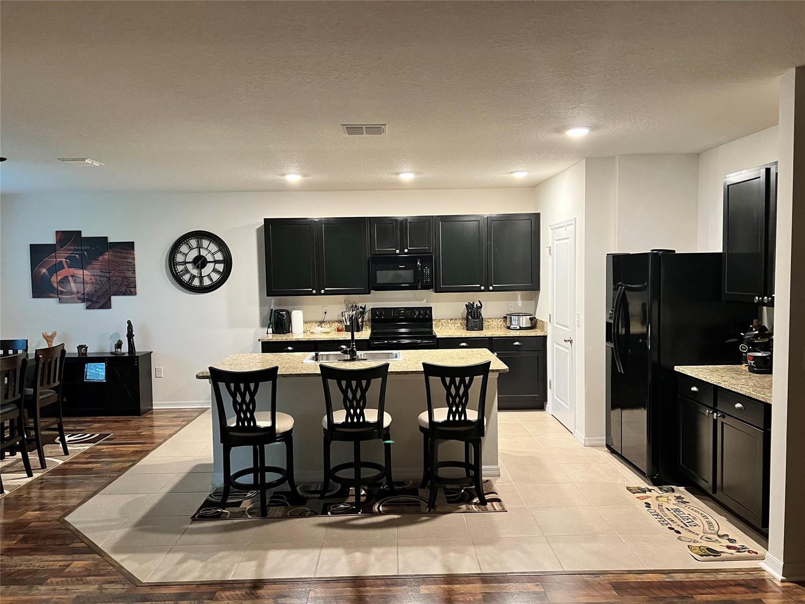 Ver detalles 80 4 / 2 2319 sq. ft. $ 2026-06-19 0 foto
