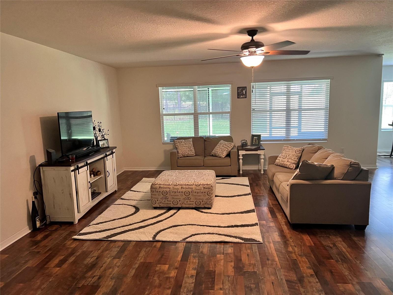 Ver detalles 80 4 / 2 2319 sq. ft. $ 2026-06-19 0 foto