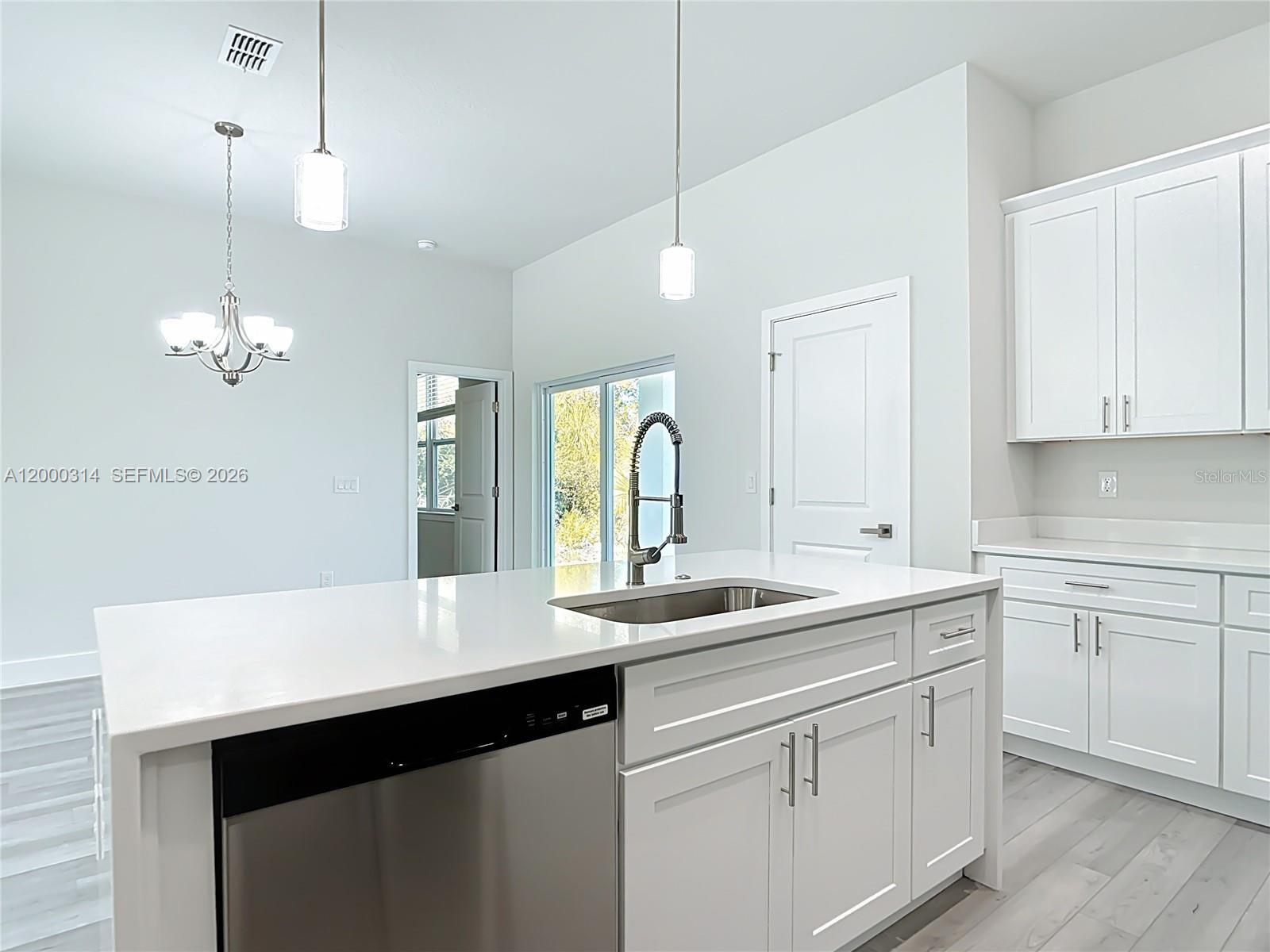 Ver detalles 18374 4 / 3 1695 sq. ft. $ 2026-04-13 0 foto