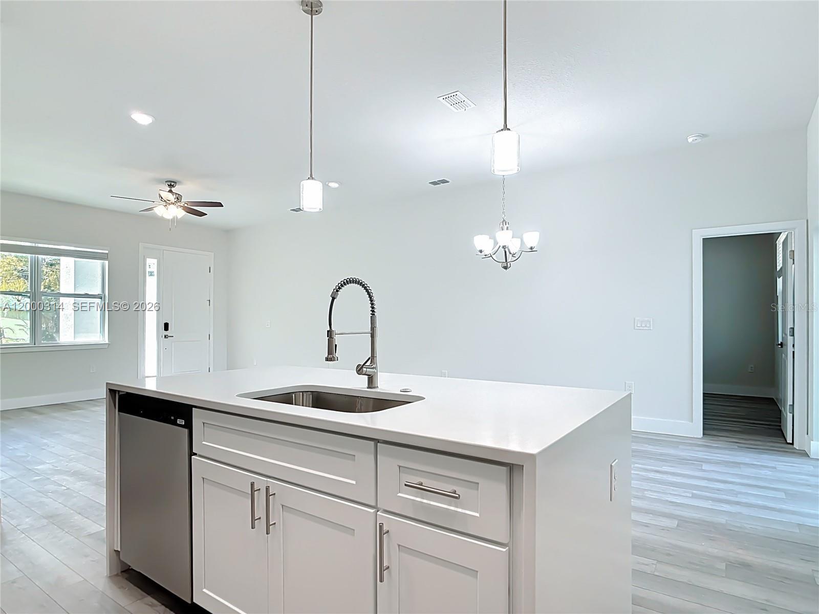 Ver detalles 18374 4 / 3 1695 sq. ft. $ 2026-04-13 0 foto