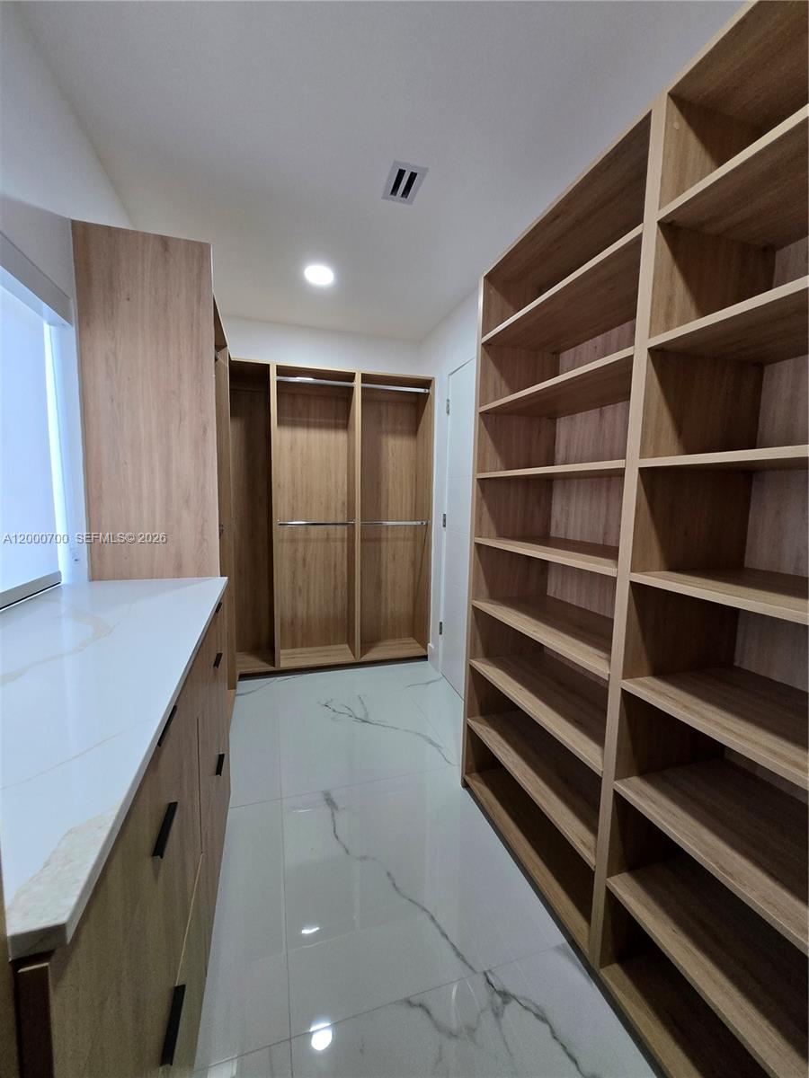 7142 4 / 4 2300 sq. ft. $ 2026-04-14 0 Photo