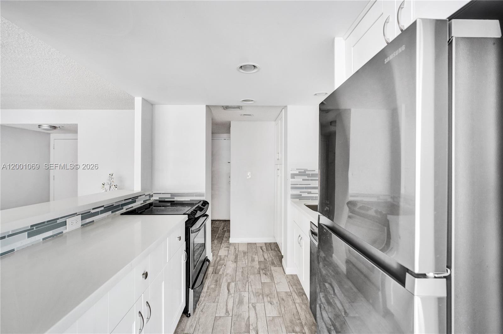 See details 1607 1 / 2 943 sq. ft. $ 2026-04-14 0 Photo