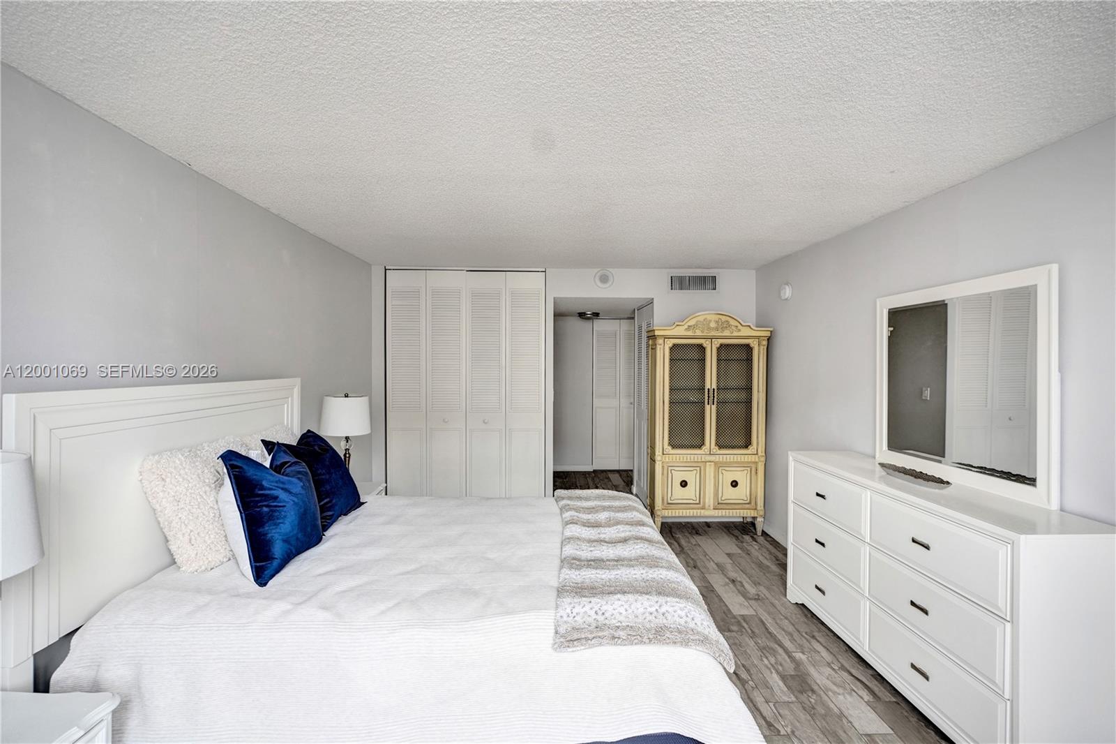 See details 1607 1 / 2 943 sq. ft. $ 2026-04-14 0 Photo