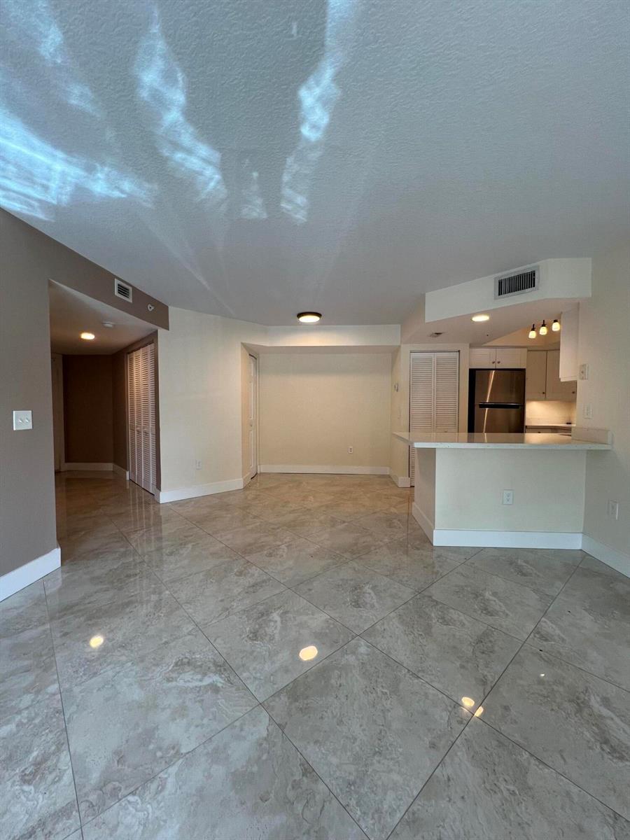 Ver detalles 506 2 / 2 1026 sq. ft. $ 2026-04-21 0 foto
