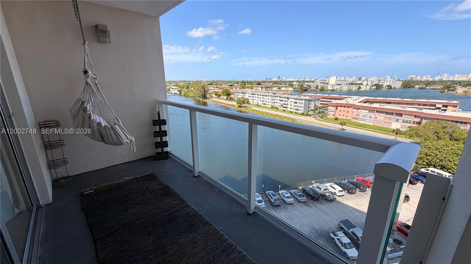 902E 1 / 2 861 sq. ft. $ 2026-04-16 0 foto