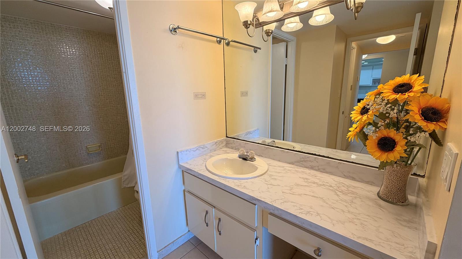 902E 1 / 2 861 sq. ft. $ 2026-04-16 0 foto