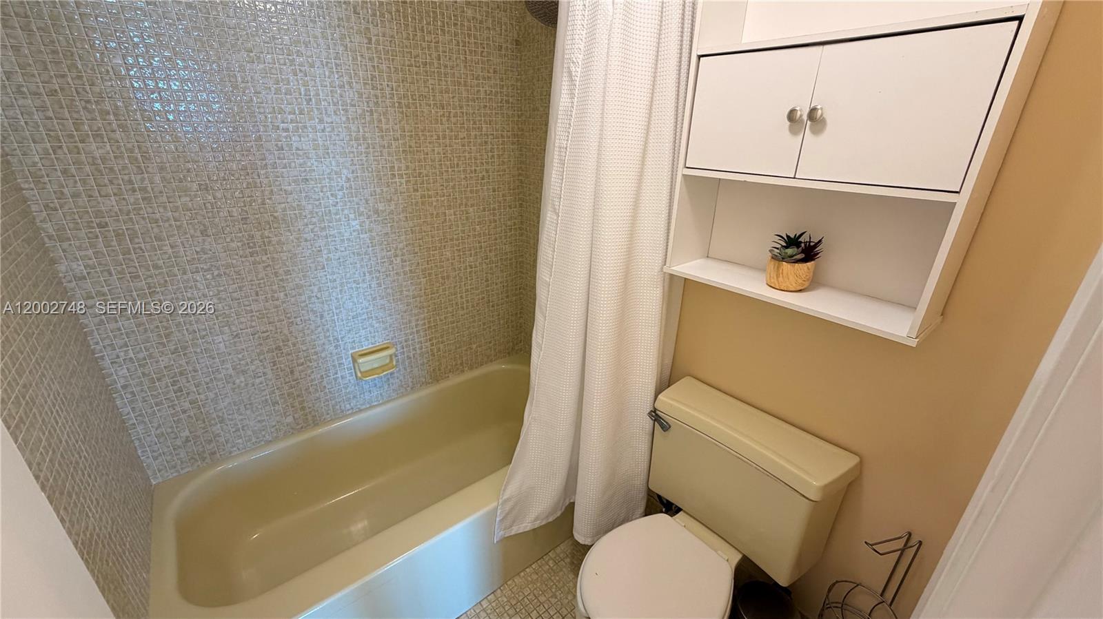 902E 1 / 2 861 sq. ft. $ 2026-04-16 0 foto