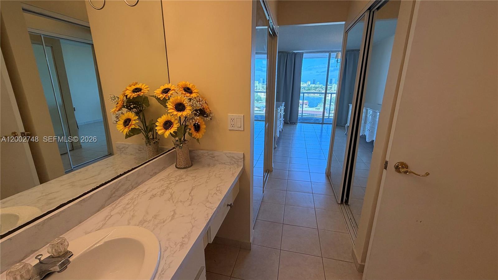 902E 1 / 2 861 sq. ft. $ 2026-04-16 0 foto