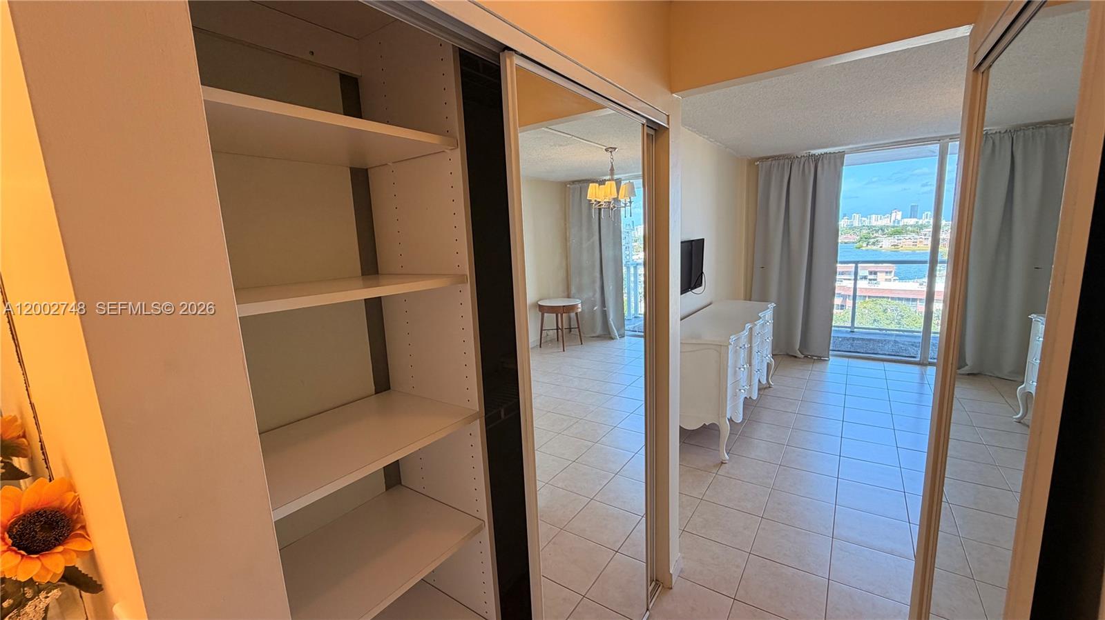 902E 1 / 2 861 sq. ft. $ 2026-04-16 0 foto
