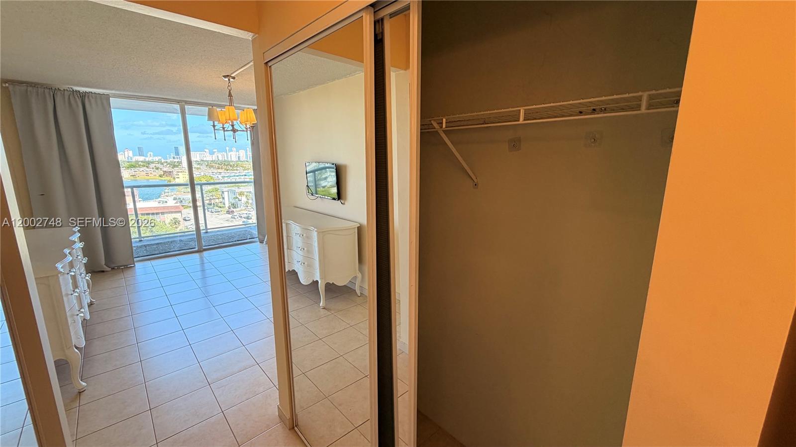 902E 1 / 2 861 sq. ft. $ 2026-04-16 0 foto