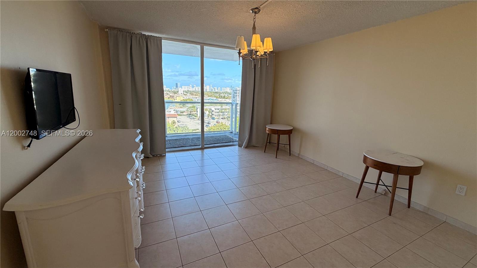 902E 1 / 2 861 sq. ft. $ 2026-04-16 0 foto