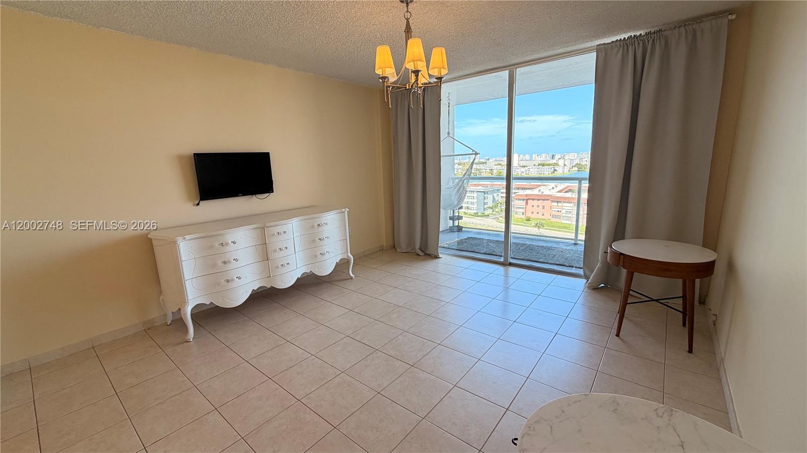 902E 1 / 2 861 sq. ft. $ 2026-04-16 0 foto