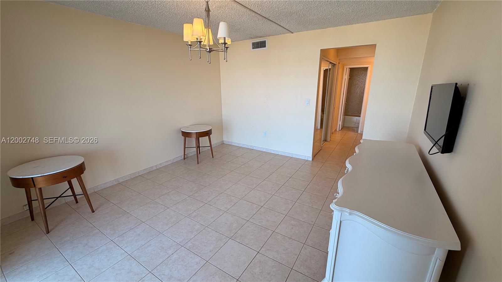 902E 1 / 2 861 sq. ft. $ 2026-04-16 0 foto