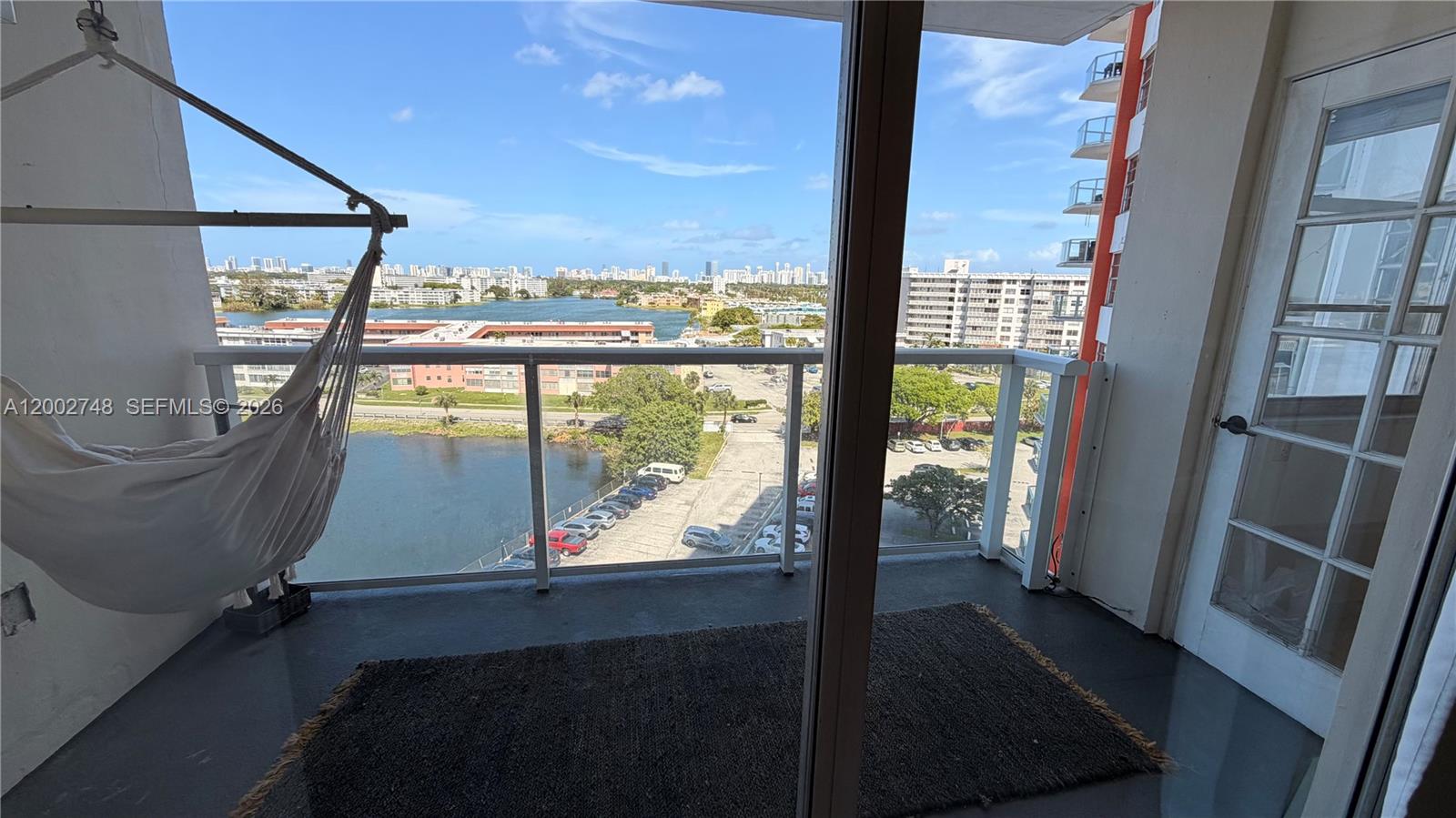 902E 1 / 2 861 sq. ft. $ 2026-04-16 0 foto